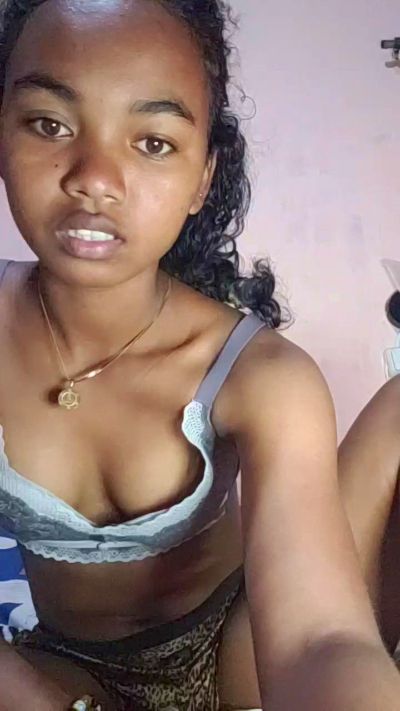 Isah2026 live cam on Cam4