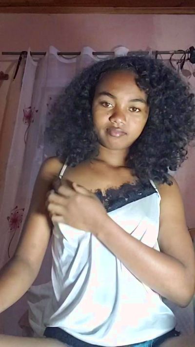 Isah2026 live cam on Cam4