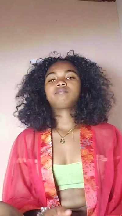 Isah2026 live cam on Cam4
