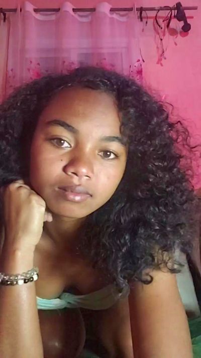 Isah2026 live cam on Cam4