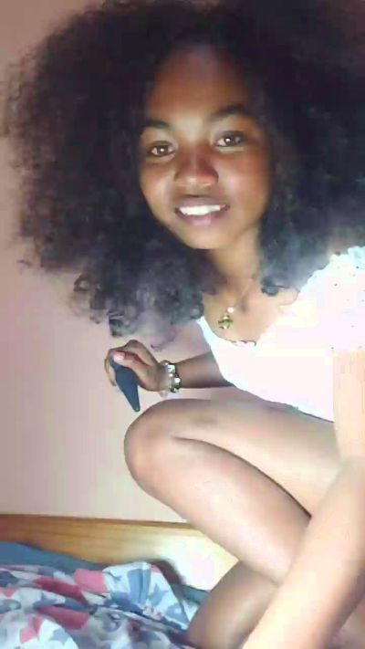 Isah2026 live cam on Cam4