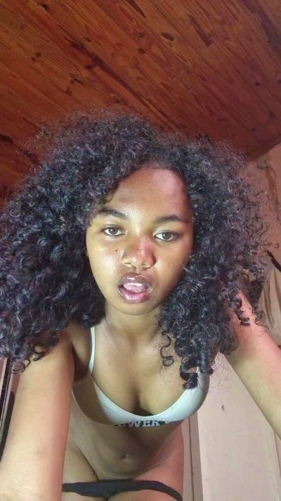 Isah2026 live cam on Cam4