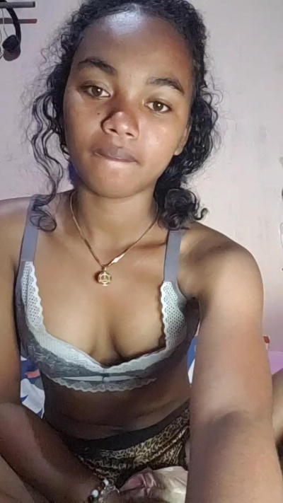 Isah2026 live cam on Cam4