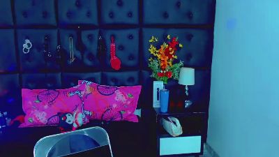 Isalombardi live cam on Cam4