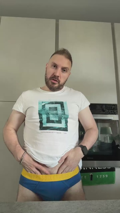ItalianBear88 live cam on Cam4