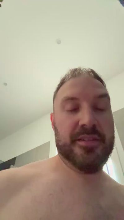 ItalianBear88 live cam on Cam4