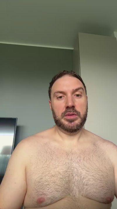 ItalianBear88 live cam on Cam4
