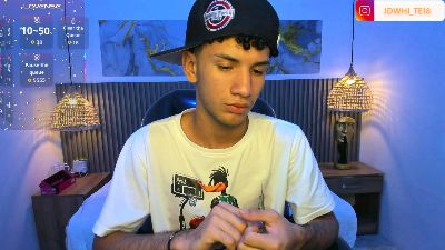 JDWhite18 live cam on Cam4