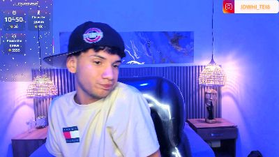 JDWhite18 live cam on Cam4