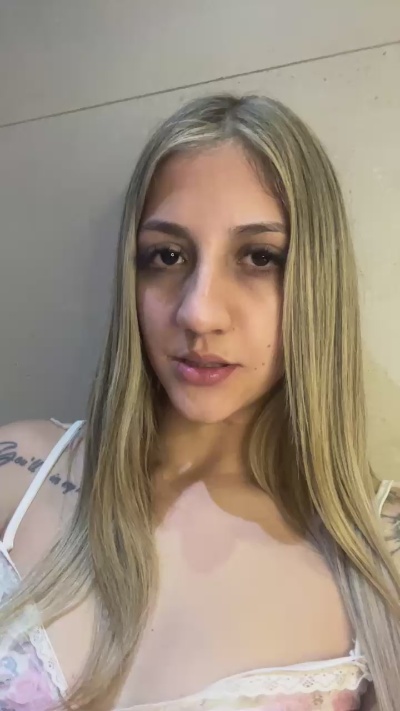 Jazblondebaby live cam on Cam4