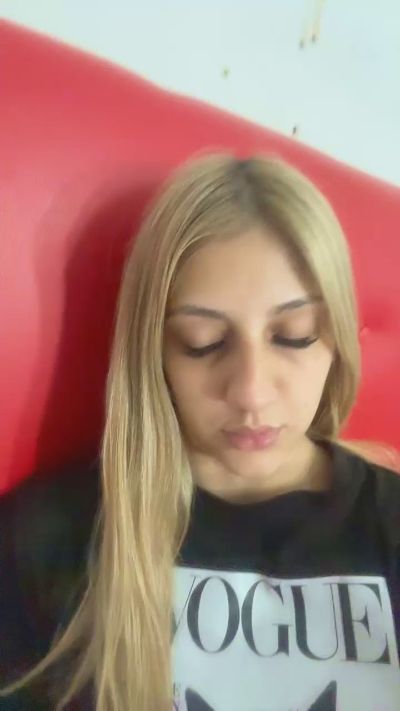 Jazblondebaby live cam on Cam4