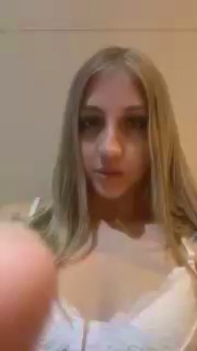 Jazblondebaby live cam on Cam4