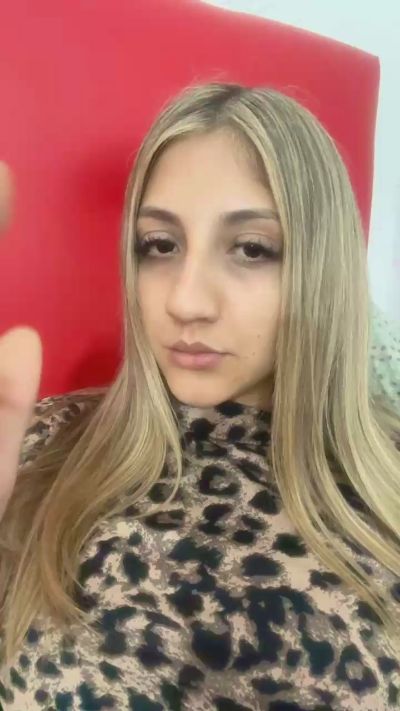Jazblondebaby live cam on Cam4