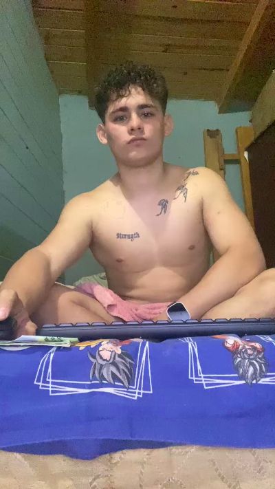 Johan20cmreales live cam on Cam4