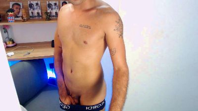 Johnnybravo777 live cam on Cam4