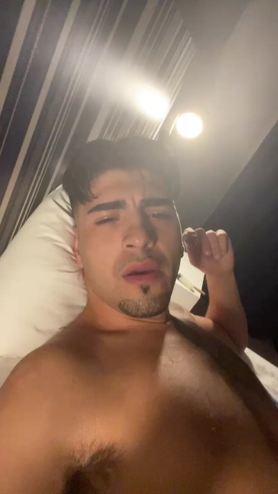 Jovencitobcn21 live cam on Cam4