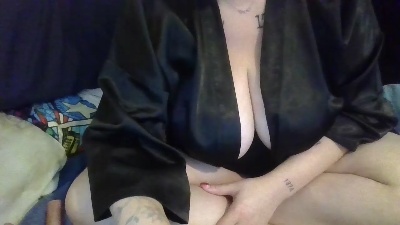 JuicyBlondie37 live cam on Cam4