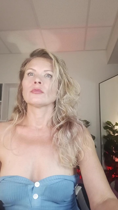 Julia__Giulia live cam on Cam4