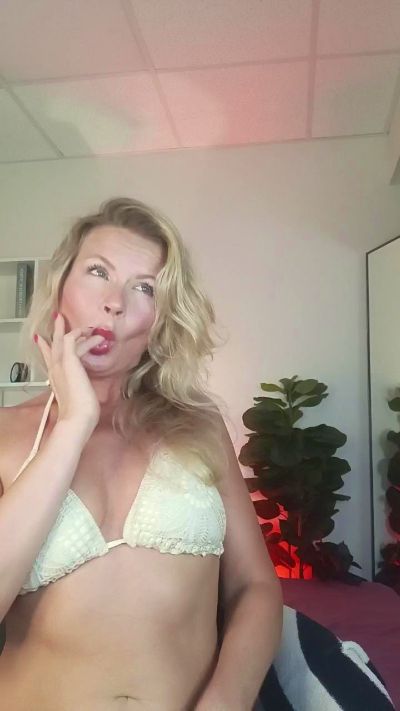 Julia__Giulia live cam on Cam4