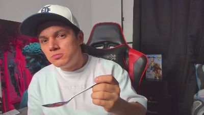 Julian_wallace live cam on Cam4
