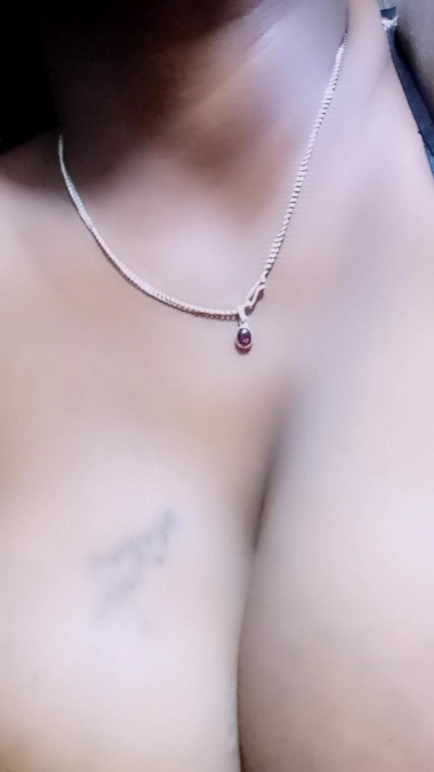 Julie2499 live cam on Cam4
