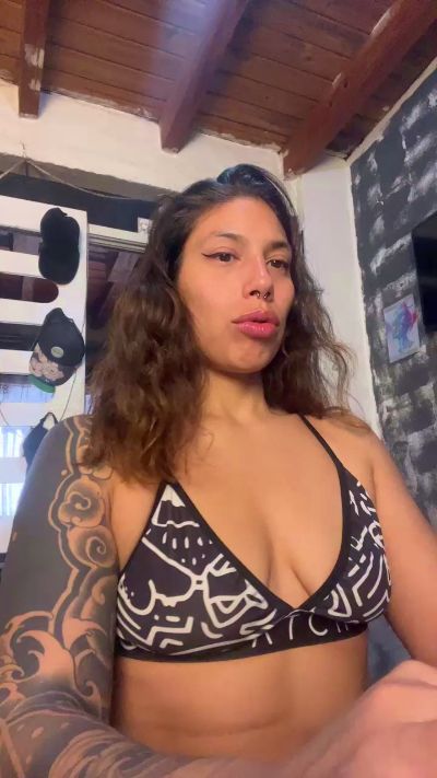 JulietaBass live cam on Cam4