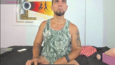 JulioCsar77 live cam on Cam4