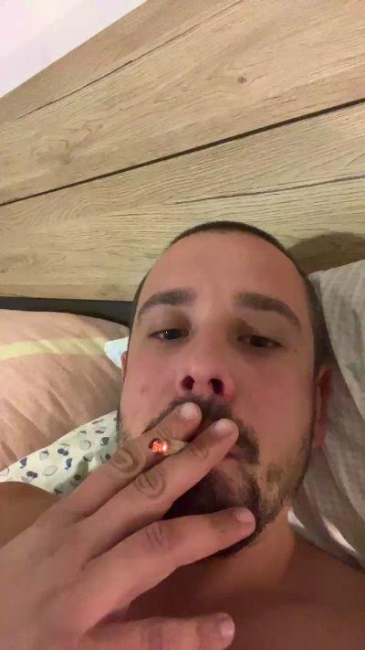 Justenjojme live cam on Cam4