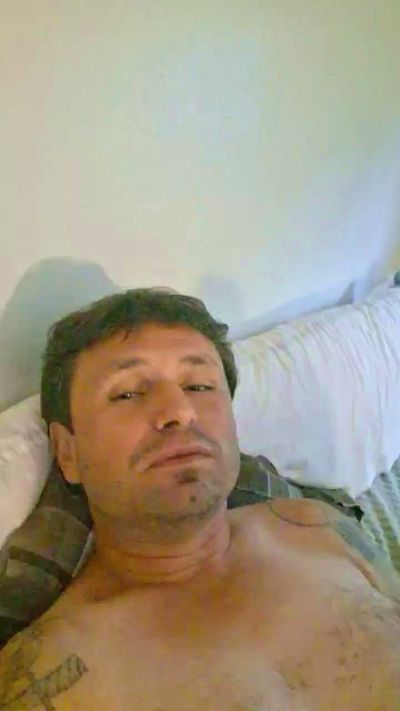 Justexploring85 live cam on Cam4