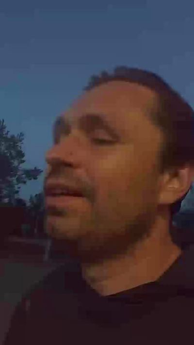 Justexploring85 live cam on Cam4