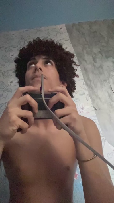 Kakazinh0 live cam on Cam4