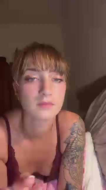 Karmen2799 live cam on Cam4