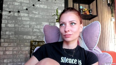 Karoline121 live cam on Cam4