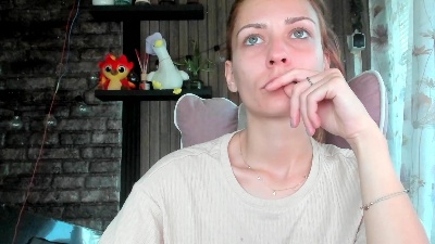 Karoline121 live cam on Cam4
