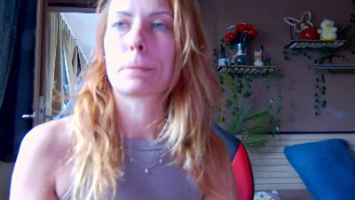 Karoline121 live cam on Cam4
