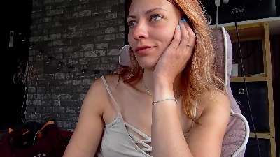Karoline121 live cam on Cam4