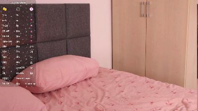 KaylaCoates live cam on Cam4