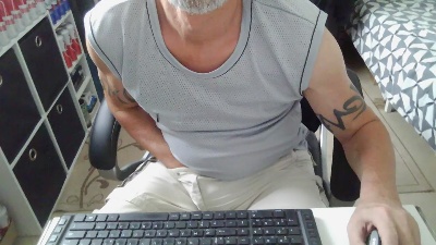 Kevinareux60 live cam on Cam4