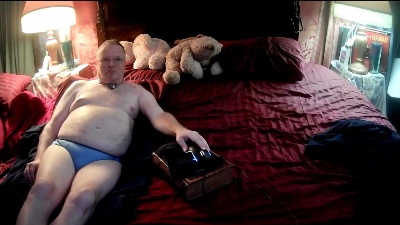 Kevydaddyhubby2 live cam on Cam4