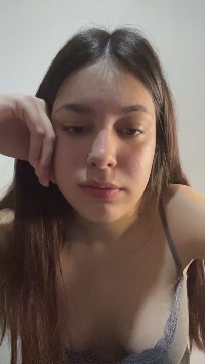 Kikitaa19 live cam on Cam4