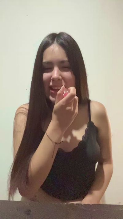 Kikitaa19 live cam on Cam4