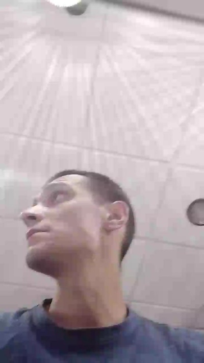 Kingunner18 live cam on Cam4