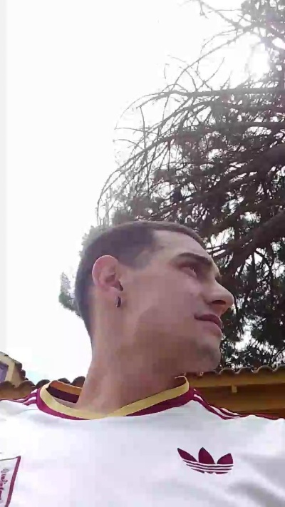 Kingunner18 live cam on Cam4