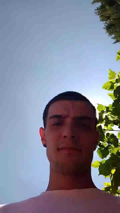 Kingunner18 live cam on Cam4
