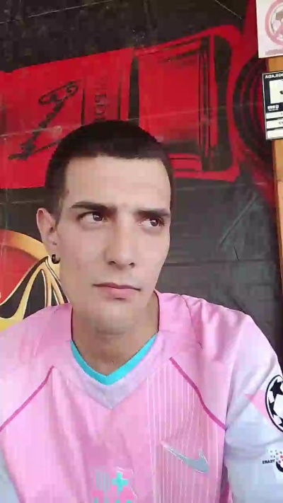 Kingunner18 live cam on Cam4