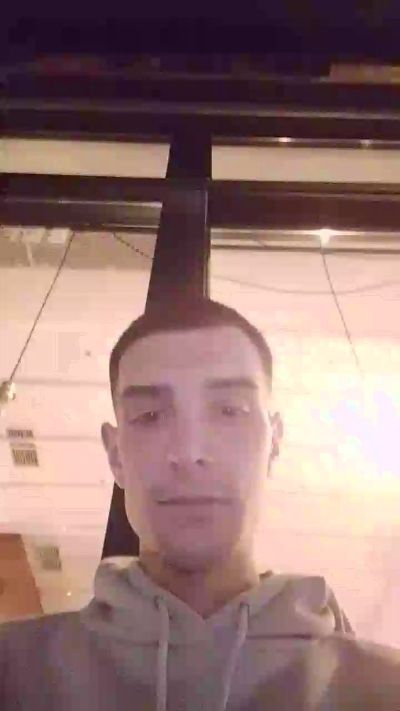 Kingunner18 live cam on Cam4