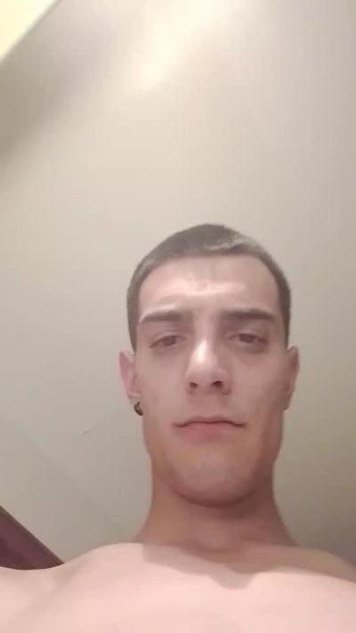 Kingunner18 live cam on Cam4