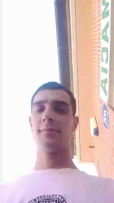 Kingunner18 live cam on Cam4