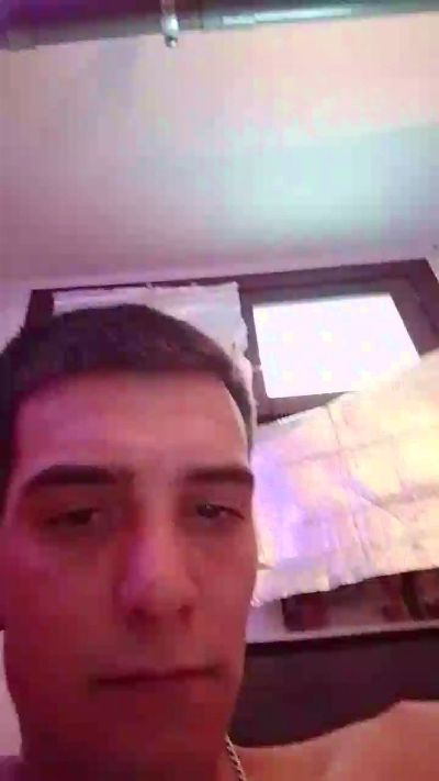 Kingunner18 live cam on Cam4