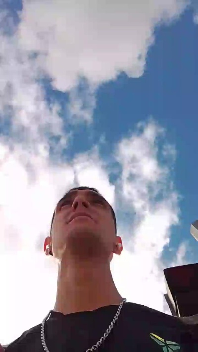 Kingunner18 live cam on Cam4